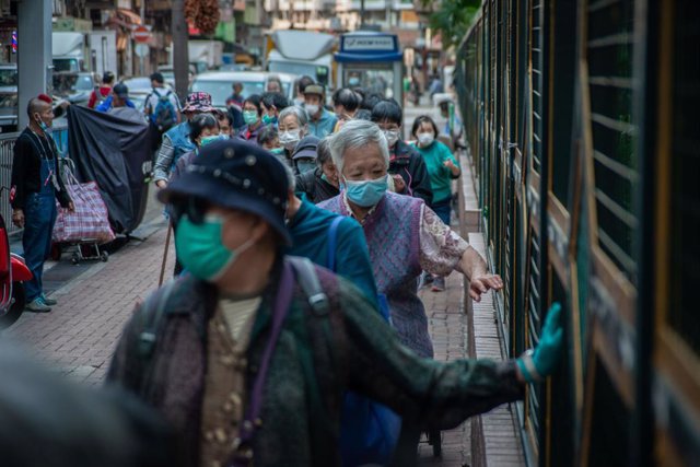 Coronavirus.- Hong Kong supera la barrera de los 1.000 contagios pero considera 
