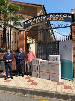 Entrega de 400 EPI frente al COVID-19 de la Fundación César Ramírez Bisturí Solidario a centro que atiende a mayores en Málaga