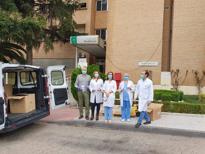 Imagen de la entrega de las pantallas faciales para centros sanitarios de la provincia de Jaén. 