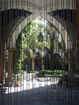 El Patio de Recibo del Palacio de Viana visto desde el exterior.