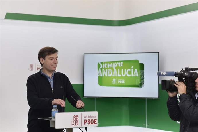 El portavoz de Presidencia del PSOE-A, Carmelo Gómez, en rueda de prensa en la sede regional socialista en una imagen de archivo