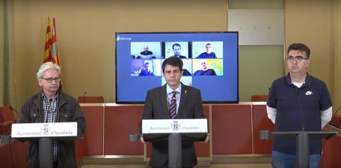 L'alcalde d'Igualada (Barcelona), Marc Castells; el representant d'UGT, Mario Olmedo; i el representant de CCOO, Jordi Cazorla, durant la roda de premsa telemtica per coronavirus l'11/4/2020