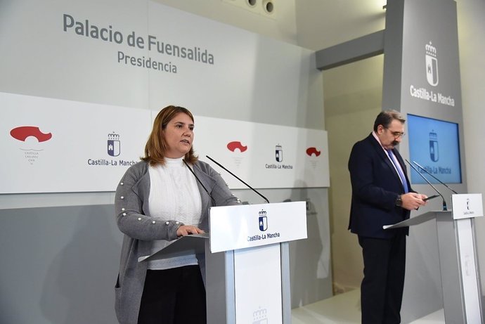 La presidenta de la Federación de Municipios y Provincias de Castilla-La Mancha (FEMP-CLM), Tita Gracía Élez, junto al consejero de Sanidad, Jesús Fernández Sanz.