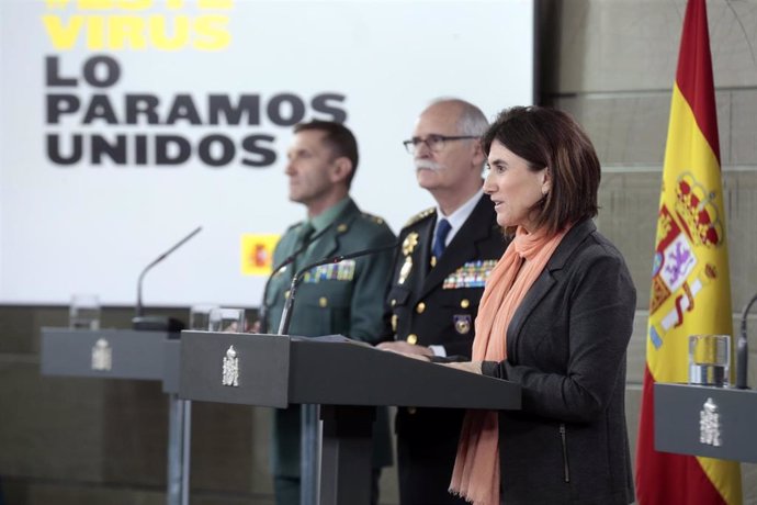 (I-D) El jefe del Estado Mayor de la Guardia Civil, José Manuel Santiago; el subdirector general de Logística e Innovación de la Policía Nacional, José García Molina; y la jefa de Área del Centro de Coordinación de Alertas y Emergencias Sanitarias del M