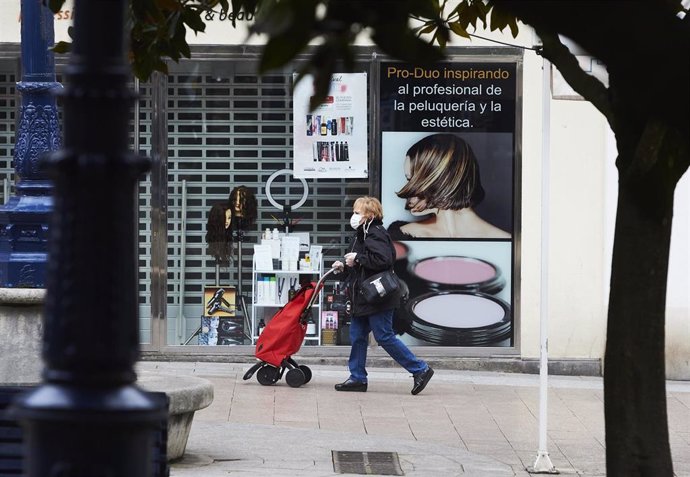 Una mujer camina por las calles de Santander totalmente vacías en el segundo día laborable del estado de alarma por el coronavirus, Santander, Cantabria (España), a 17 de marzo de 2020.