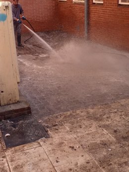 Imagen de las tareas de limpieza de sumideros y red de saneamiento de la barriada de Las Moreras en Córdoba. 