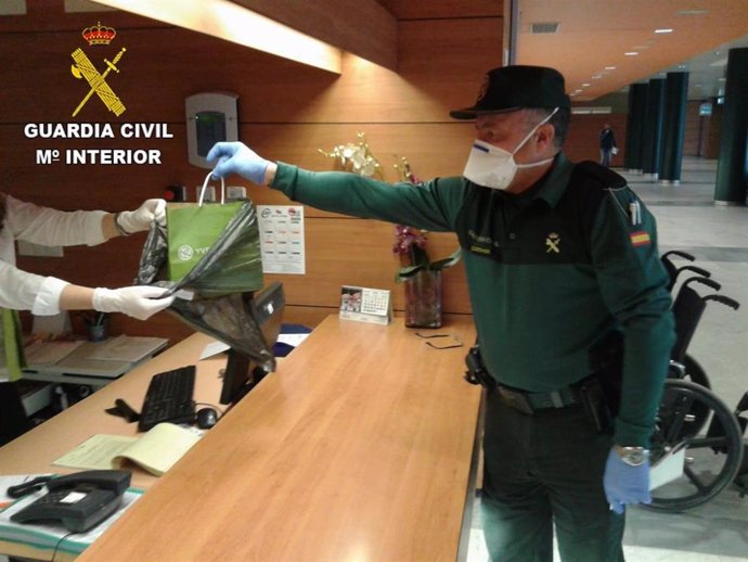 La Guardia Civil entrega el teléfono móvil del paciente en el Complejo Asistencial Universitario de León.
