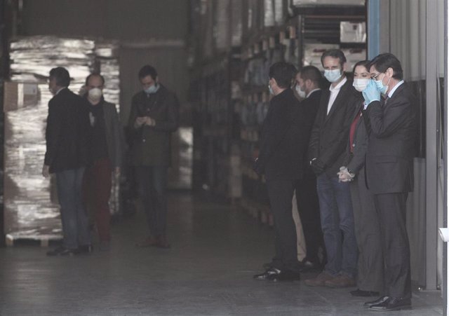 El presidente del gobierno, Pedro Sánchez, acompañado entre otros por el ministro de Sanidad, Salvador Illa (1d), durante la visita que ha realizado a las instalaciones interiores de la empresa Hersill, que está produciendo respiradores invasivos.