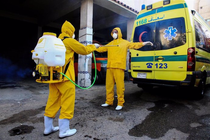 Desinfección de sanitarios en una ambulancia en Alejandría, Egipto