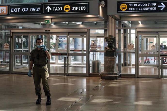 Un militar en el Aeropuerto Internacional Ben Gurión de Tel Aviv, en Israel