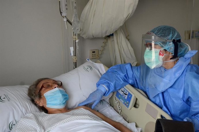 Sanitario atiende a un paciente con coronavirus