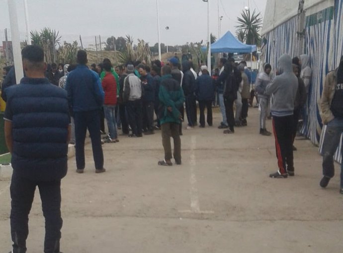 Protesta en el campamento para personas sin hogar de Melilla por la "escasez" de comida