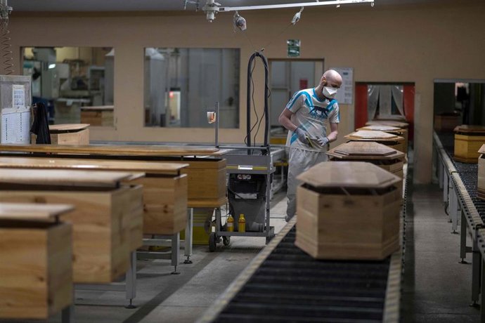 Fabricación de ataúdes en Francia