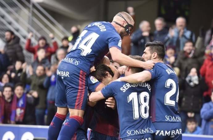 Los jugadores del Huesca celebran un gol en Liga