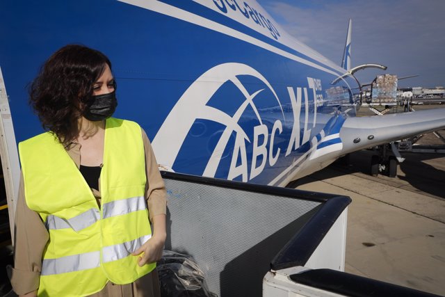 La presidenta de la Comunidad, Isabel Díaz Ayuso, recibe un nuevo avión que ha aterrizado en el aeropuerto Madrid-Barajas Adolfo Suárez procedente de China 