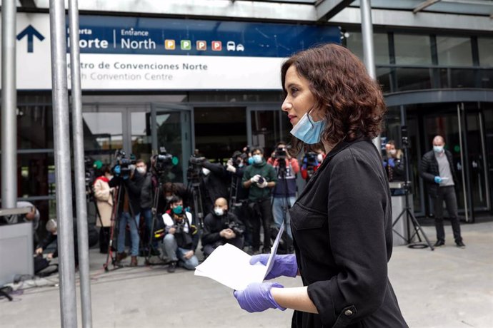 La presidenta de la Comunidad de Madrid, Isabel Díaz Ayuso, realiza una intervención pública durante su visita al 'hospital de campaña' de Ifema, en Madrid (España) a 11 de abril de 2020.
