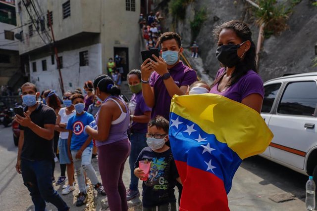 Imagen de varias personas en Venezuela con mascarillas. 