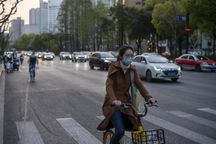 Imagen de una mujer con mascarilla en Shanghái. 