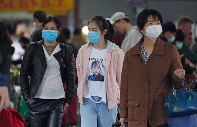 Imagen de varias personas con mascarilla en Australia. 