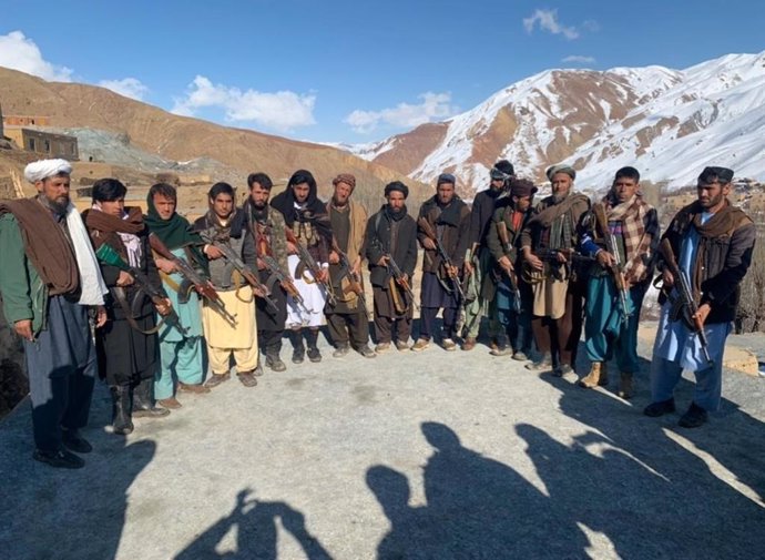 Milicianos talibán se entregan a las autoridades afganas en la provincia de Ghor