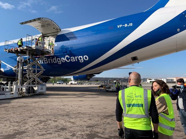 La presidenta regional madrileña, Isabel Díaz Ayuso, recibe un nuevo avión con material sanitario.