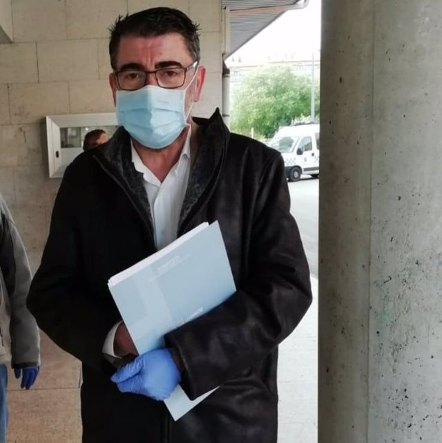 Evaristo Nogueira, abogado compostelano, entrando en el juzgado de Ribeira durante el estado de alarma