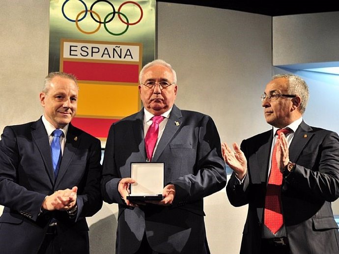 Ernesto Enríquez junto a Francisco V. Blázquez (RFEBM) y Alejandro Blanco recibiendo su insignia olímpica