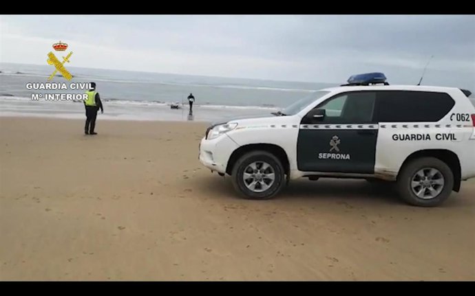 Guardia Civil sorprende a dos mariscadores furtivos en la playa de La Flecha
