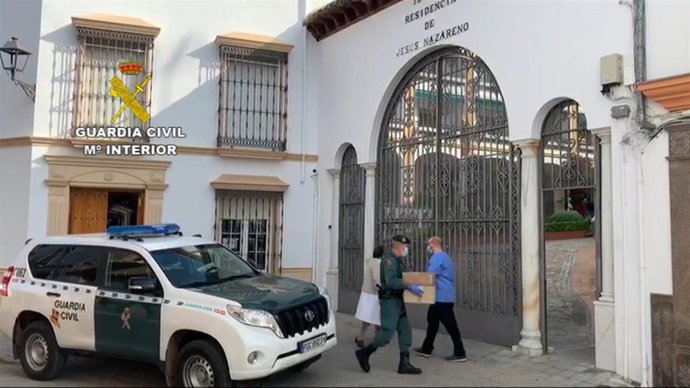 Los guardias civiles transportan material sanitario a varias residencias de Córdoba