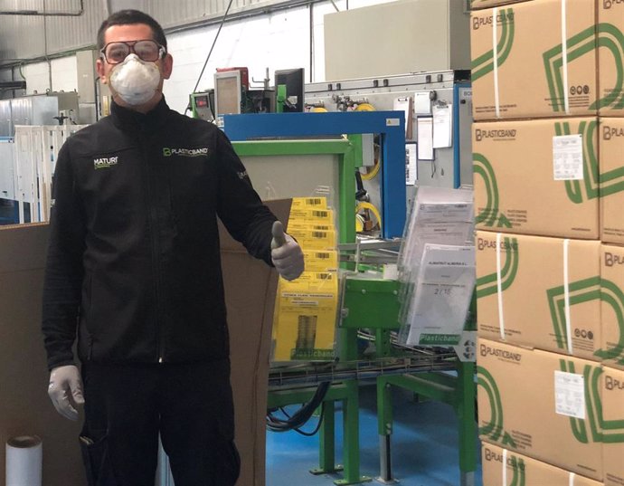 Plasticband duplica la producción para sectores clave durante la emergencia del coronavirus, en su fábrica de Granollers (Barcelona)
