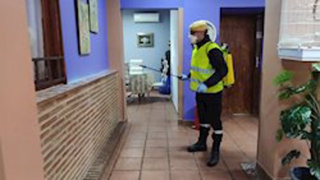 Imagen de un integrante de la Unidad Militar de Emergencias tras realizar tareas de desinfección de una residencia en Alhaurín de la Torre (Málaga). 