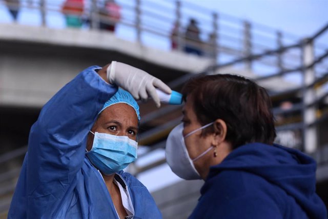 Toma de temperatura durante la crisis del coronavirus en Colombia