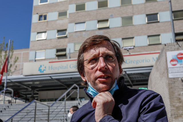 El alcalde de Madrid, José Luis Martínez-Almeida, frente al Hospital Gregorio Marañón, en Madrid (España) a 12 de abril de 2020. Ha acudido al homenaje de la Policía Municipal de la ciudad al personal del centro, que lucha contra la pandemia de Covid-19: 