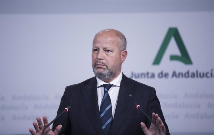 El consejero de Educación y Deporte, Javier Imbroda, en rueda de prensa, foto de archivo