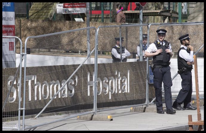 Policia a l'Hospital de St John's, on ha estat hospitalitzat Boris Johnson