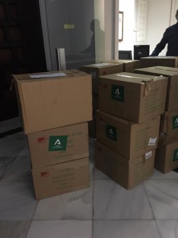 Paquetes con mascarillas listos para su reparto.