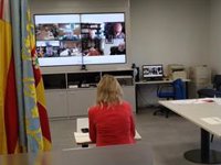 Efectivos de Emergencias de la Generalitat colaboran en el reparto de mascarillas en el transporte público