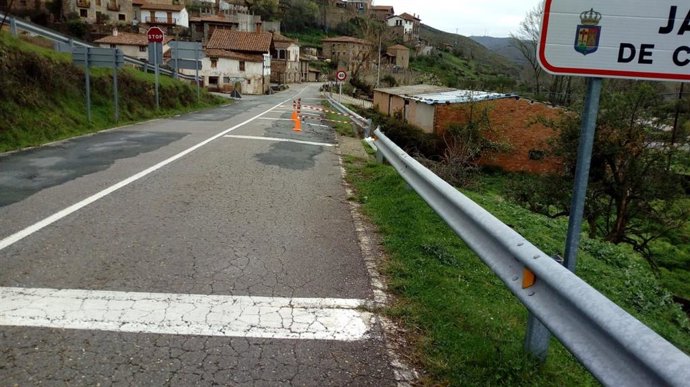 Corte de un carril en la carretera LR-250 en Jalón de Cameros.