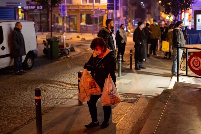 Una mujer con mascarilla tras comprar en un comercio en Estambul