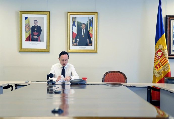 El jefe de Gobierno de Andorra, Xavier Espot, preparándose para asistir a una reunión telemática sobre el coronavirus