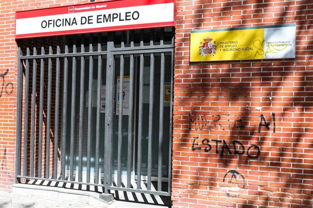 Rejas en las puertas de una Oficina de Empleo cerrada.