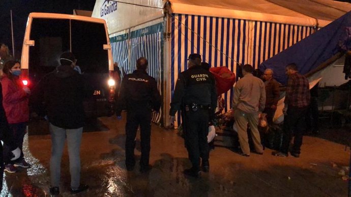 Trasladados de madrugada a una nave más de 300 'sin techo' acogidos en Melilla tras una tormenta que anegó su campamento
