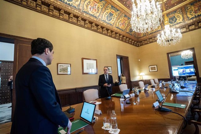 El presidente de la Junta de Andalucía, Juanma Moreno, y el consejero de la Presidencia, Administración Pública e Interior, Elías Bendodo, en una foto de archivo.