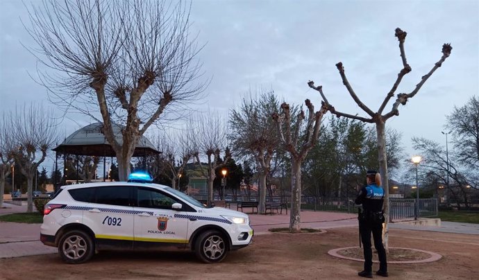 Un agente de la Policía Local de Tudela junto a un vehículo del cuerpo