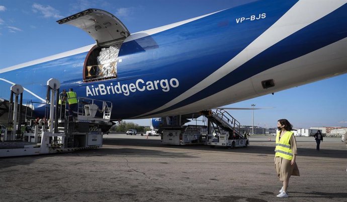 La presidenta de la Comunidad, Isabel Díaz Ayuso, recibe un nuevo avión que ha aterrizado en el aeropuerto Madrid-Barajas 