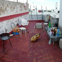 Ocho denunciados en Camas (Sevilla) por una barbacoa en una azotea donde tocaban la guitarra