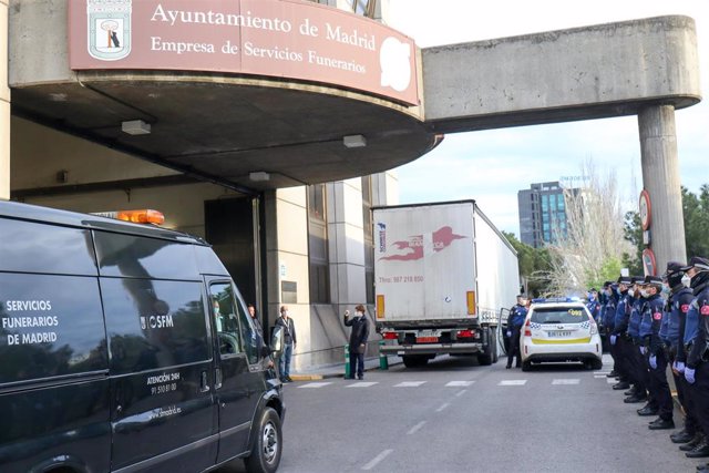 Agentes de la policía municipal de Madrid muestran su apoyo a los trabajadores de la funeraria municipal de Madrid