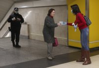 Garrido destaca que el reparto de mascarillas solo llega al 20% de las estaciones de Metro de Madrid