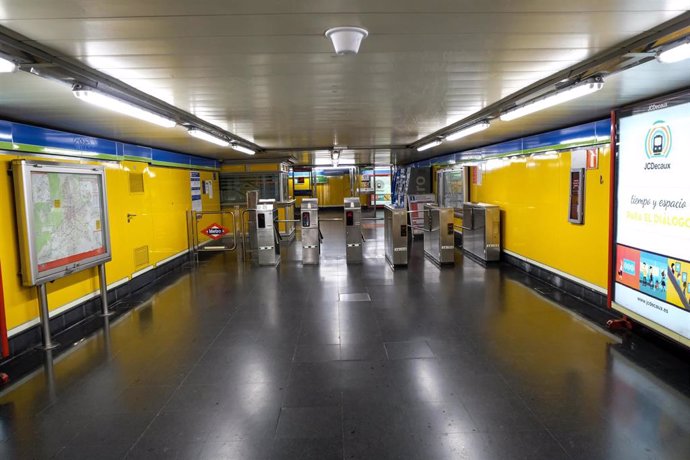 Tornos vacíos en una de las estaciones de Metro de Madrid.