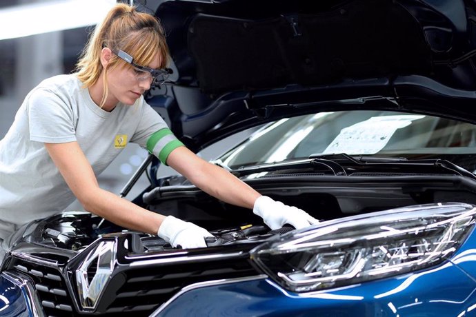 Imagen de una trabajadora de Renault en una de sus plantas.